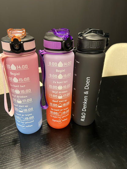 Motivatie fles met rietje met tekst 25 roze blauw, 25 oranje paars, 50 grijs